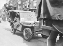 605519 Afbeelding van een jeep in de Voorstraat te Utrecht, tijdens de intocht van de geallieerden.